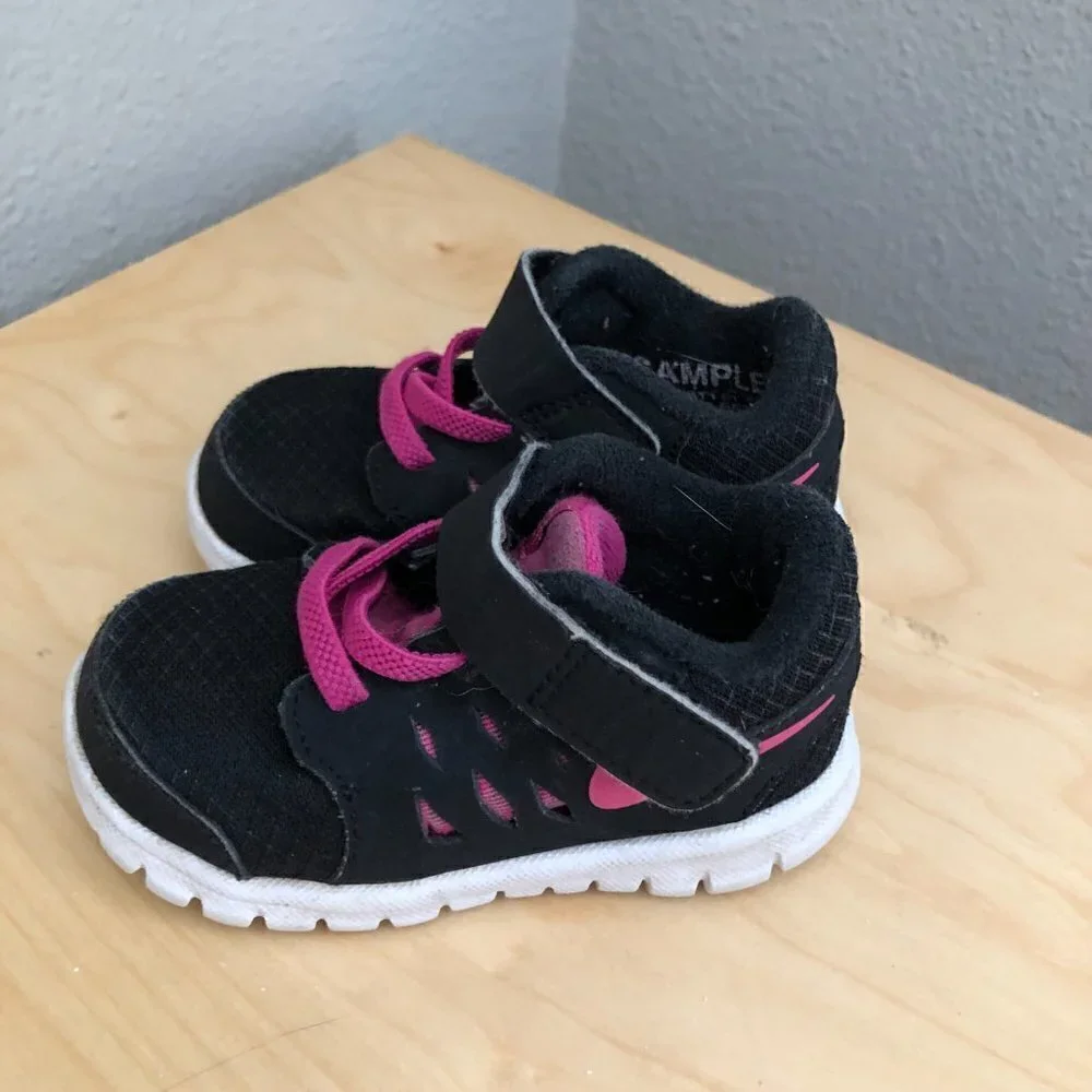 NIKE Flex Sneakers